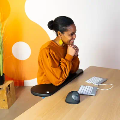 Accoudoir R-Go, ergonomique, sym&eacute;trique, avec d&eacute;coupe abdominale, mousse souple, noir. - R-Go Tools - Accessoire ENI, TBI et VPI - visuel 2