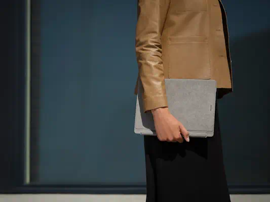 Microsoft Surface Pro Signature Keyboard - Accessoires Microsoft - visuel 1 - hello RSE - S'ajuste en un instant