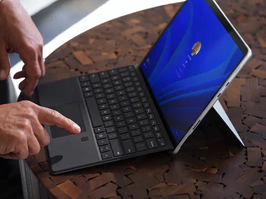 Microsoft Surface Pro Signature Keyboard with Fingerprint Microsoft - visuel 1 - hello RSE - Stockez, chargez, saisissez et écrivez