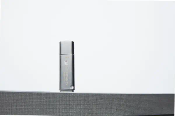 128 Go IKLP50 AES USB, w/256bit Encryption - Kingston - Adaptateur stockage - visuel 3