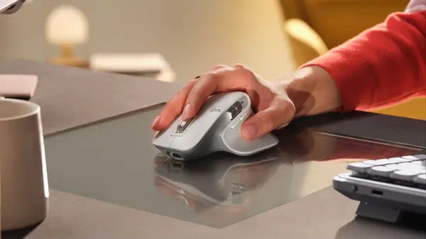 Logitech 910-006572 souris Bureau Droitier Bluetooth Laser 8000 Logitech - visuel 1 - hello RSE - CONNECTIVITÉ MAC MULTIPLE