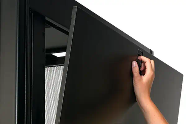 APC Netshelter SX 48U 750mm Wide x 1070mm APC - visuel 1 - hello RSE - Capot d'accès aux câbles facilement démontable