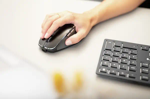 CHERRY DW 9500 SLIM Wireless Keyboard and Mouse CHERRY - visuel 1 - hello RSE - La souris - un multitalent et de forme parfaite