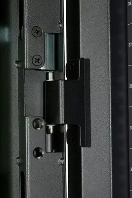 APC NetShelter SX 48U 750mm Wide x 1070mm APC - visuel 1 - hello RSE - Panneaux latéraux à mi-hauteur et option avec ouverture à brosse pour passe-câbles