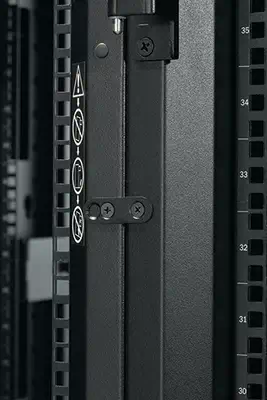 APC NetShelter SX 48U 750mm Wide x 1070mm APC - visuel 1 - hello RSE - Matériel de montage intégré avec possibilité d'alignement pour armoires de différentes largeurs