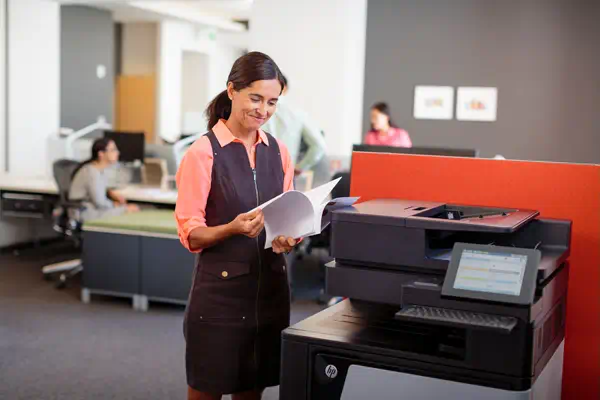 Imprimante multifonction HP Color LaserJet, flux Enterprise M880z+ HP - visuel 1 - hello RSE - Assurez le fonctionnement continu de votre entreprise.