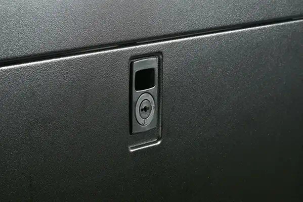 APC NetShelter SX 48U 600mm Wide x 1200mm APC - visuel 1 - hello RSE - Matériel de montage intégré avec possibilité d'alignement pour armoires de différentes largeurs