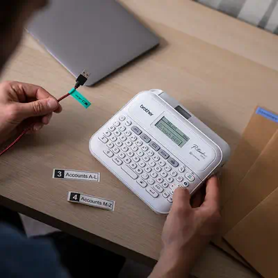 PT-D410VP | Etiqueteuse bureautique professionnelle Brother - visuel 1 - hello RSE - Étiquetage pour votre petite entreprise, votre bureau à domicile ou votre maison
