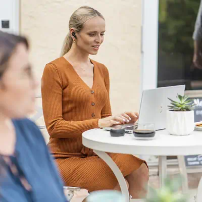 Écouteurs noir charbon Poly Voyager Free 60+ UC M + adaptateur USB-C BT700 + étui de charge avec écr - HP - Casque Micro - visuel 3