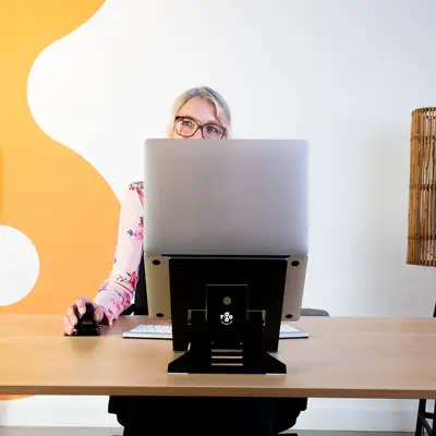 Support pour ordinateur portable R-Go Riser Document, ergonomique, R-Go Tools - visuel 1 - hello RSE - Que vous travailliez au bureau ou à la maison - Toujours une bonne posture