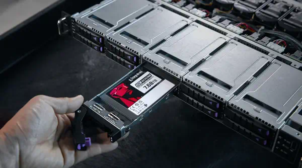 SSD SATA Enterprise DC600M (usage mixte) 2,5” de 7 680 Go - Kingston - Disque dur SSD - visuel 6