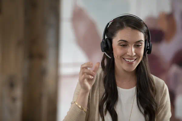 Micro-casque Poly Voyager Focus 2 UC + câble USB-A vers USB-C + base de chargement - HP - Casque Micro - visuel 6