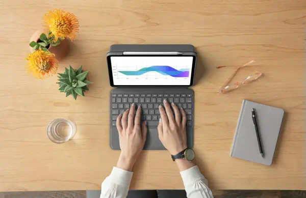 Logitech Folio Touch AZERTY Français Smart Connector Gris Logitech - visuel 1 - hello RSE - LA VUE PARFAITE POUR TOUTES VOS TÂCHES