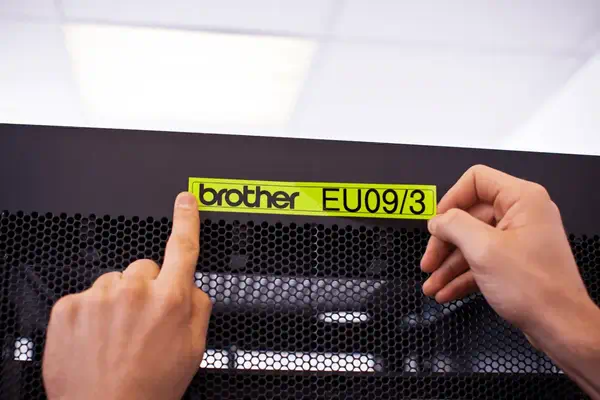 Brother TZE-C51 ruban d'étiquette Noir sur fond jaune fluorescent - Autres consommables - visuel 2