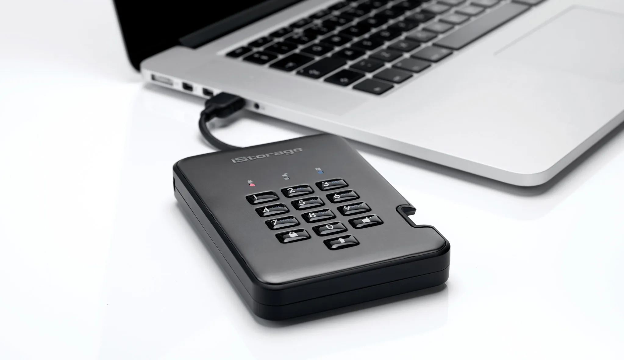 diskAshur PRO2 256-bit 8TB USB 3.2 secure encrypted solid-state drive IS-DAP2-256-SSD-8000-C-G - iStorage - Disque dur SSD - visuel 5