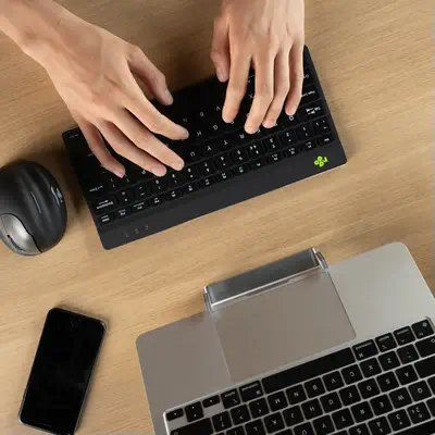 Clavier ergonomique R-Go Compact Break, clavier compact avec R-Go Tools - visuel 1 - hello RSE - Vous aide à ne pas oublier de faire des pauses - Avec indicateur de pause intégré
