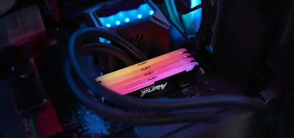 16GB 3200MT/s DDR4 CL16 DIMM (Kits de 2) Kingston - visuel 1 - hello RSE - Éclairage RVB personnalisable au style agressif